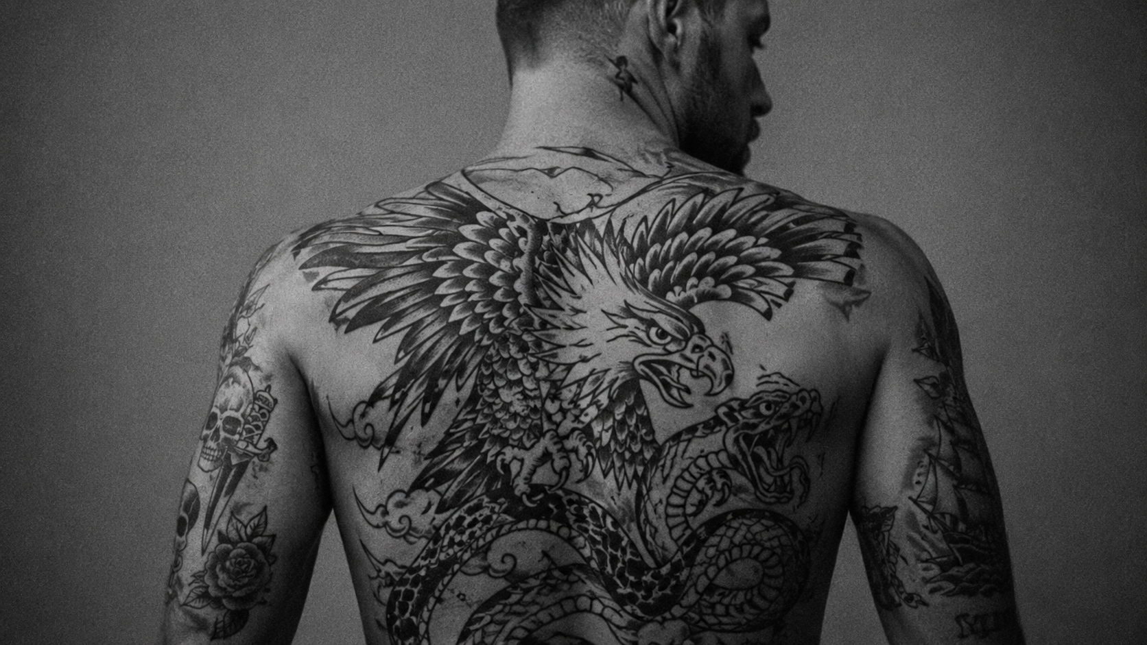 Adler- und Schlangentattoo auf dem Rücken