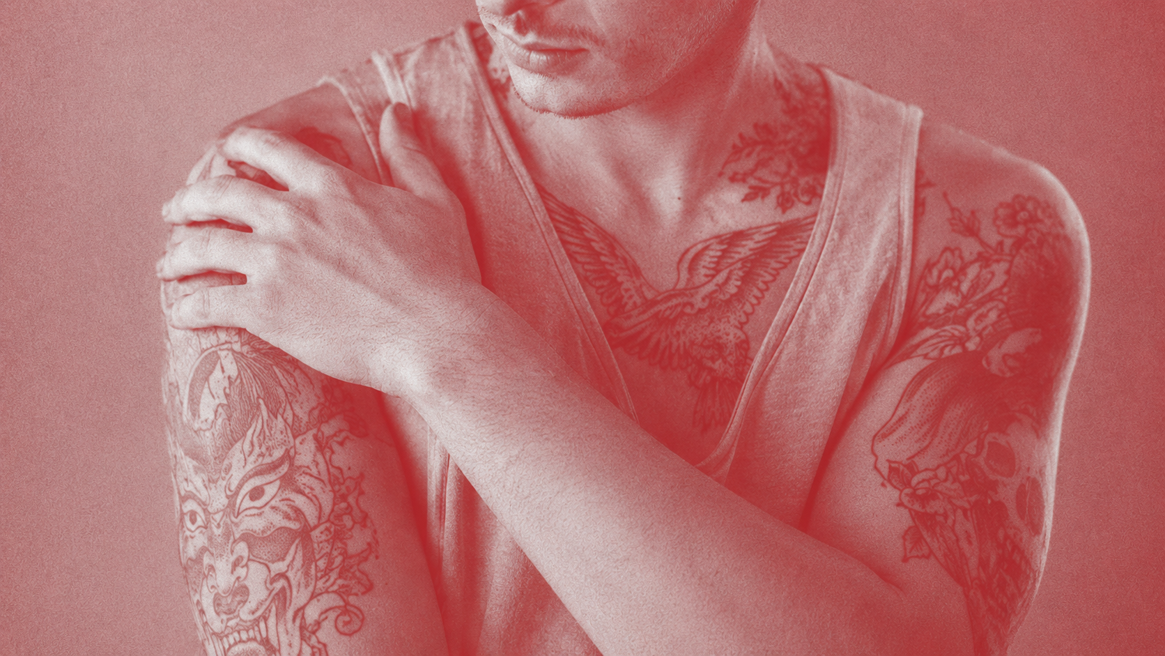 Tattoos über Arme und Brust
